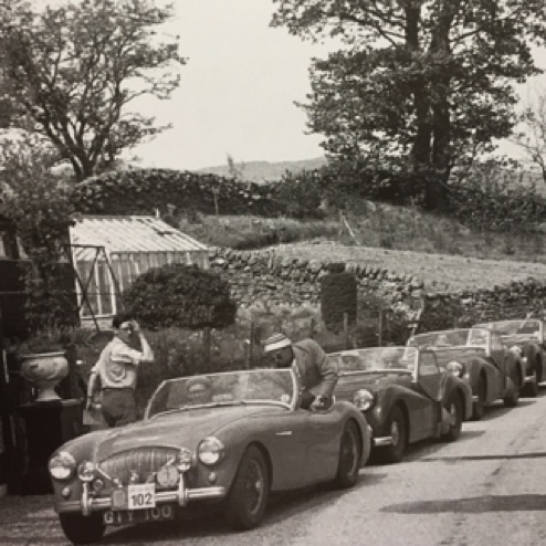 Scottish Rallye, derrière l'Austin, des triumph et la DKW de Ian Scott Watson (à gauche avec les lunettes)
© Graham Gault Scottish Rallye, derrière l'Austin, des triumph et la DKW de Ian Scott Watson (à gauche avec les lunettes)
© Graham Gault